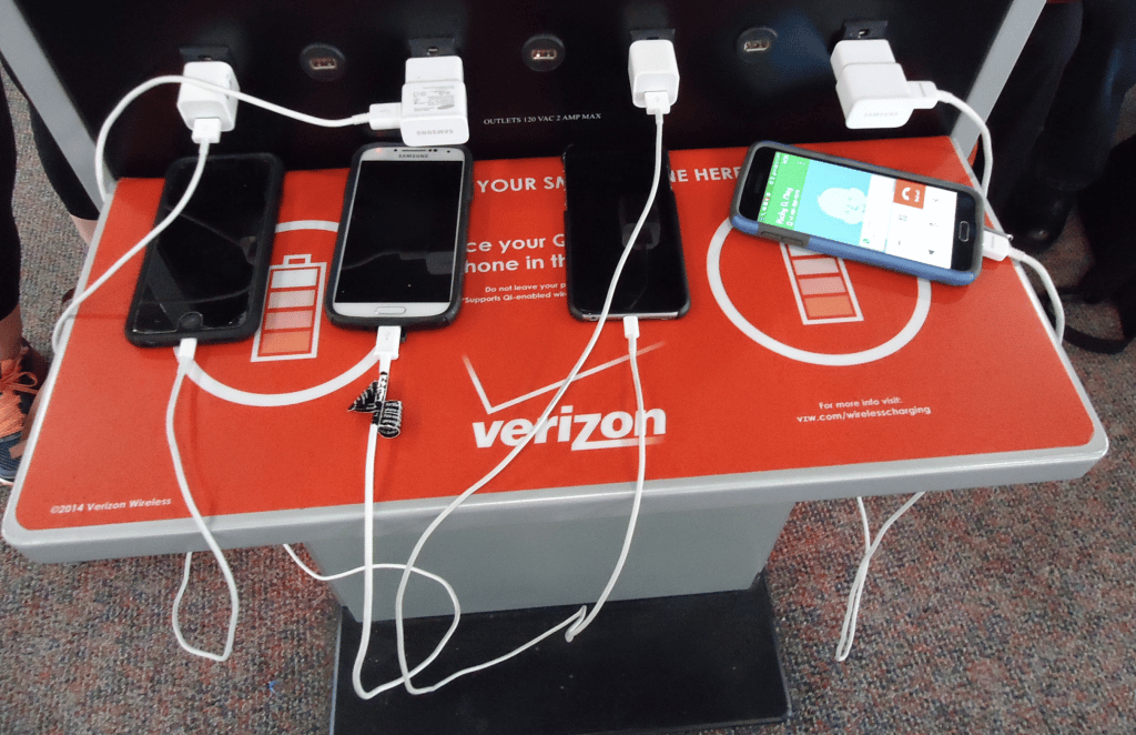 Top 2 Benefits of Mobile Charging Kiosks